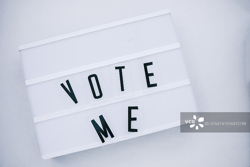 灯箱上的投票信息图片素材