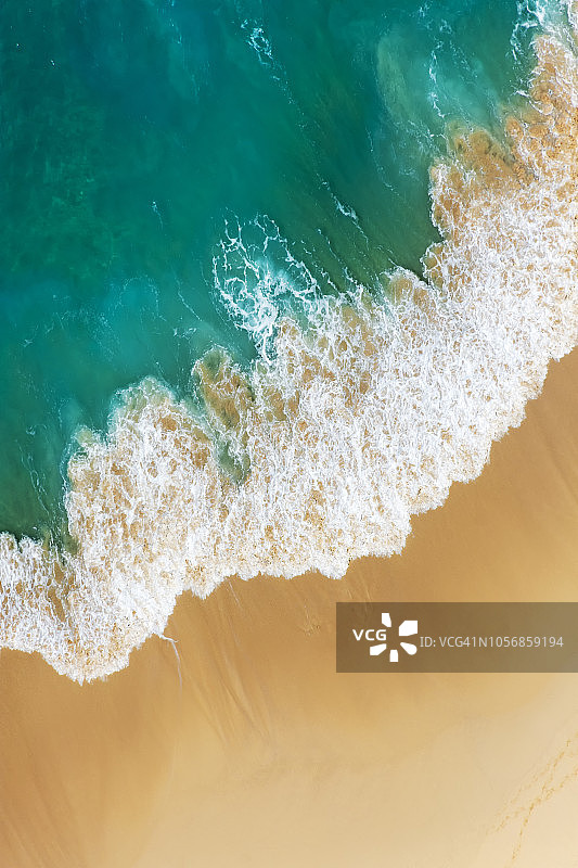 热带海滩和碧蓝海洋鸟瞰图图片素材