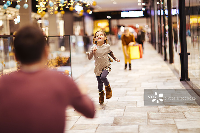 在购物中心奔跑图片素材