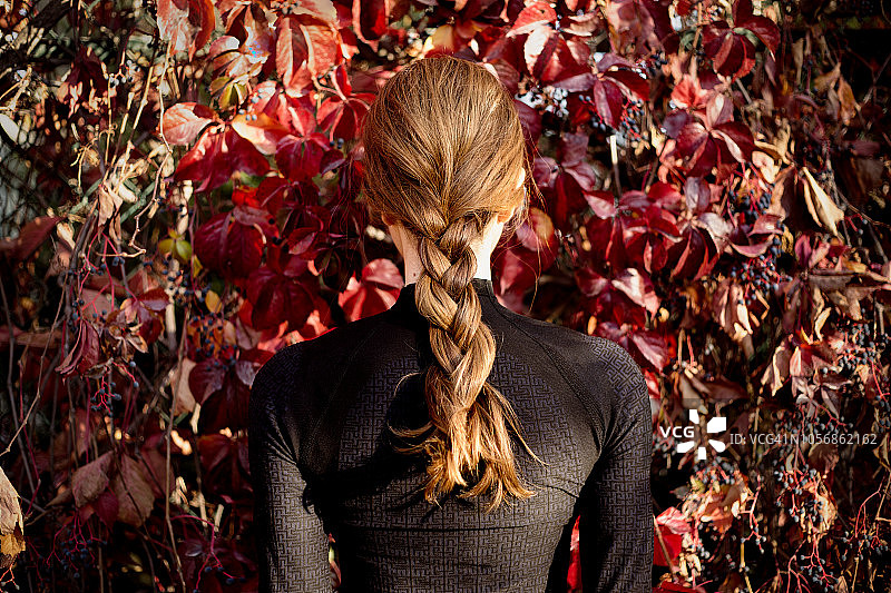 编发女人与秋色图片素材