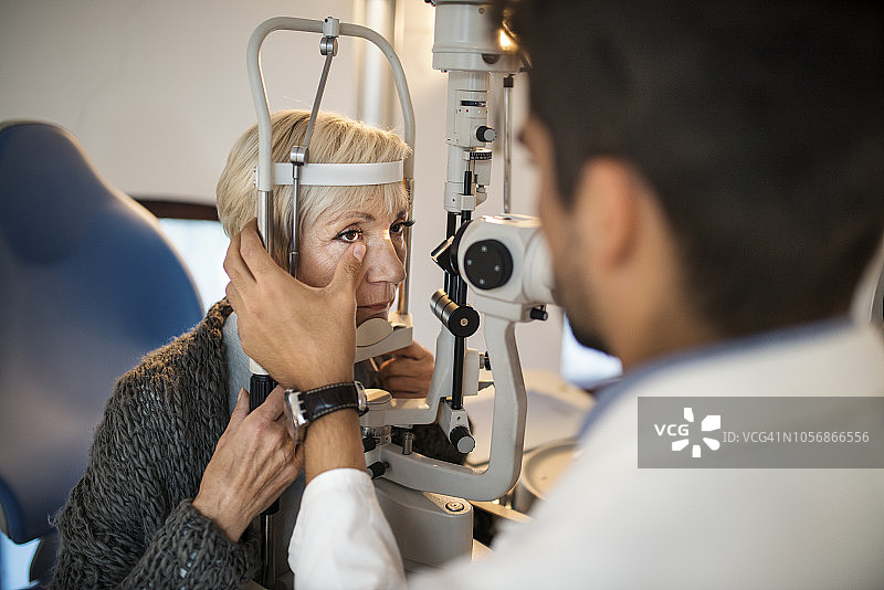 老妇人在眼科医生办公室进行眼科检查图片素材