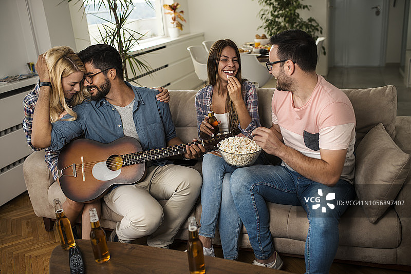 朋友们一起唱歌图片素材