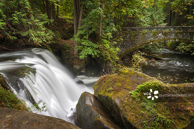 华盛顿贝灵厄姆,沃科姆瀑布公园的瀑布图片素材