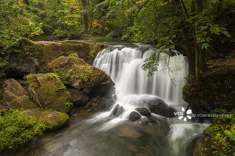 华盛顿贝灵厄姆,沃科姆瀑布公园的瀑布图片素材