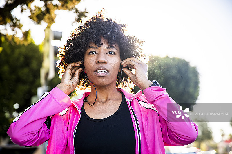 年轻的黑人女性在锻炼时听音乐图片素材