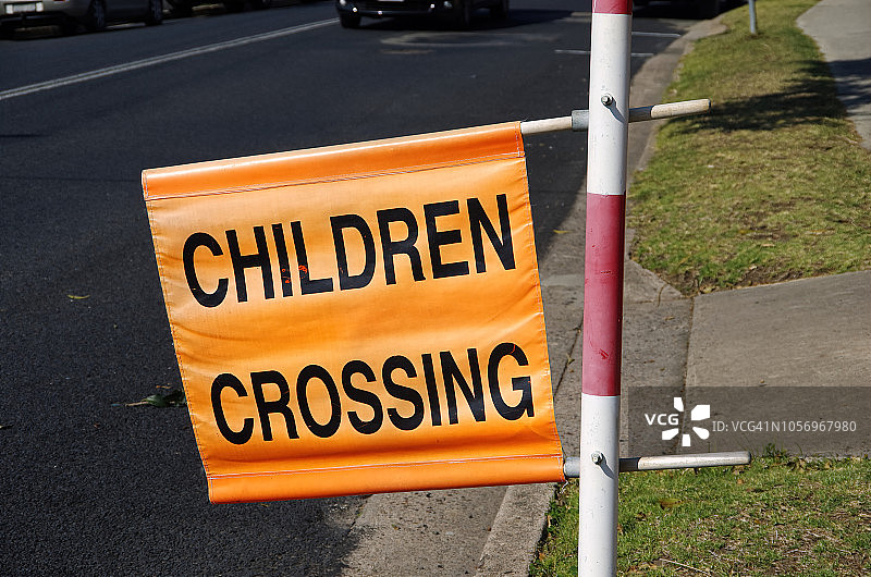 道路旁显示的“儿童通过”交通标志图片素材