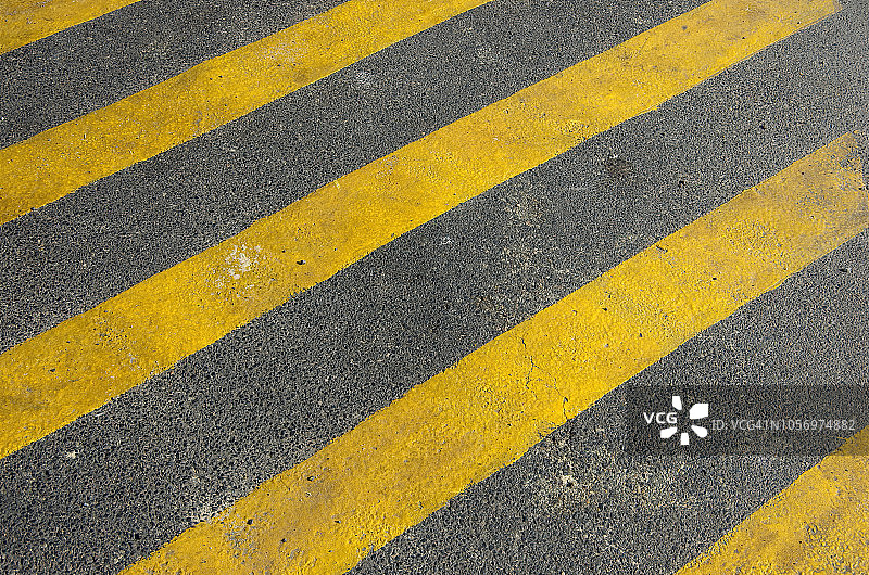 停车场上的黄色条纹线图片素材