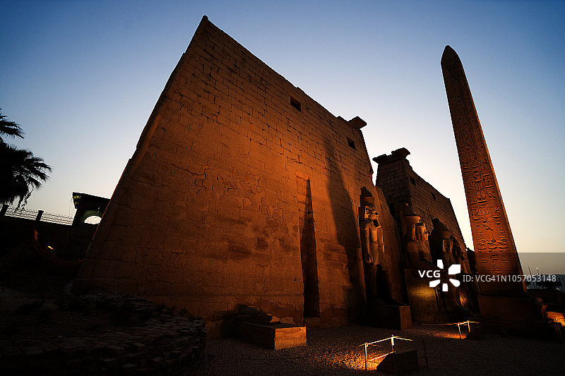卢克索神庙遗址和尼罗河畔方尖碑的壮丽日落，埃及卢克索市图片素材