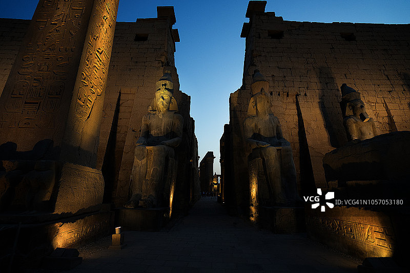 黄昏景观：卢克索神庙的废墟雕像和方尖碑，尼罗河附近的埃及卢克索（底比斯）图片素材