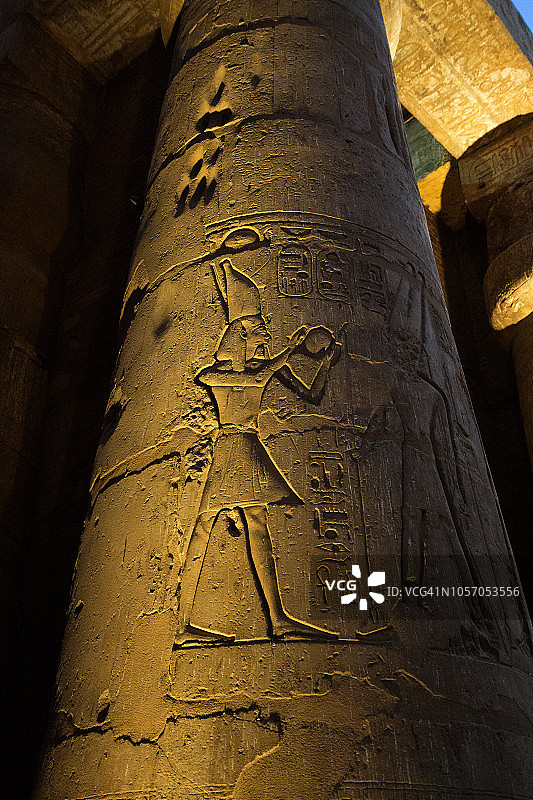 卢克索神庙遗址和尼罗河畔方尖碑的壮丽日落，埃及卢克索市图片素材