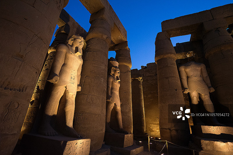 黄昏景观：卢克索神庙的废墟雕像和方尖碑，尼罗河附近的埃及卢克索（底比斯）图片素材