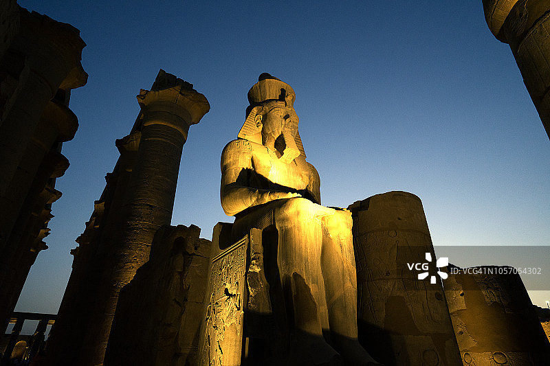 黄昏景观：卢克索神庙的废墟雕像和方尖碑，尼罗河附近的埃及卢克索（底比斯）图片素材