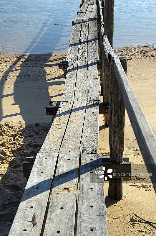 澳大利亚新南威尔士州梅里姆布拉沼泽溪上的临时木制码头图片素材