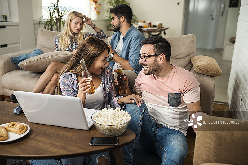 一群年轻人玩得很开心图片素材