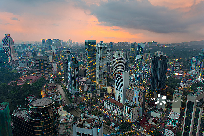 吉隆坡城市夜幕降临时的鸟瞰图图片素材