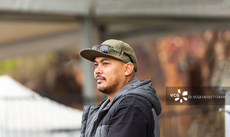 男子凝视着远方图片素材