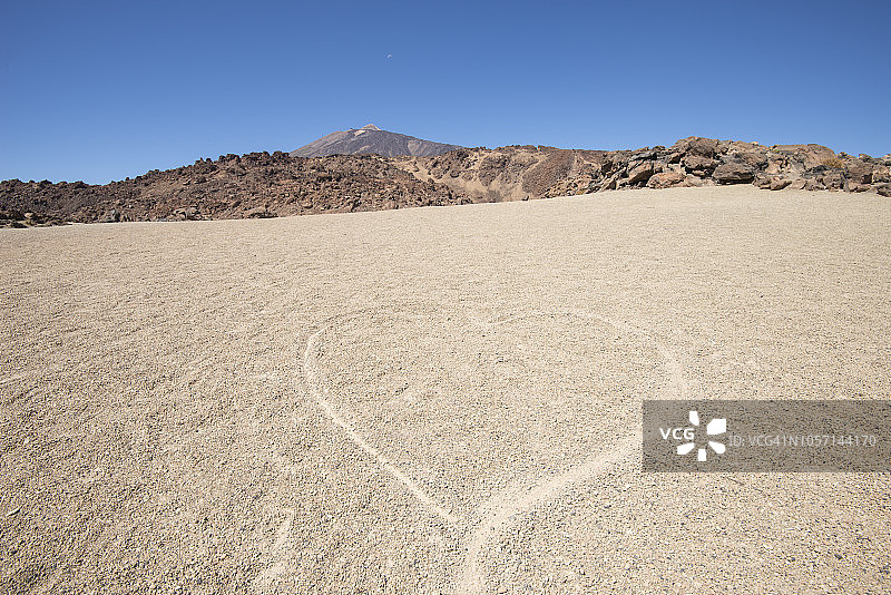 泰德峰和沙滩上的心图片素材