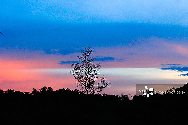 印度尼西亚南苏门答腊拉哈特萨莱罗山日出图片素材