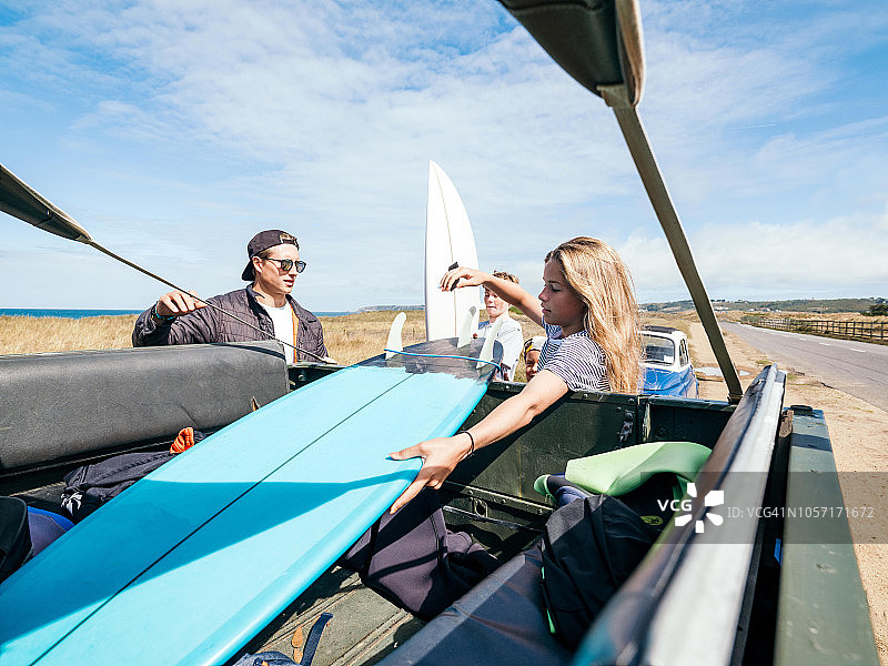 从车上取下冲浪板图片素材