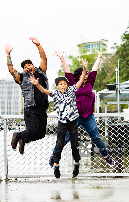 一家人做开合跳图片素材