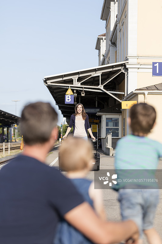 家人在站台上迎接归来的母亲图片素材