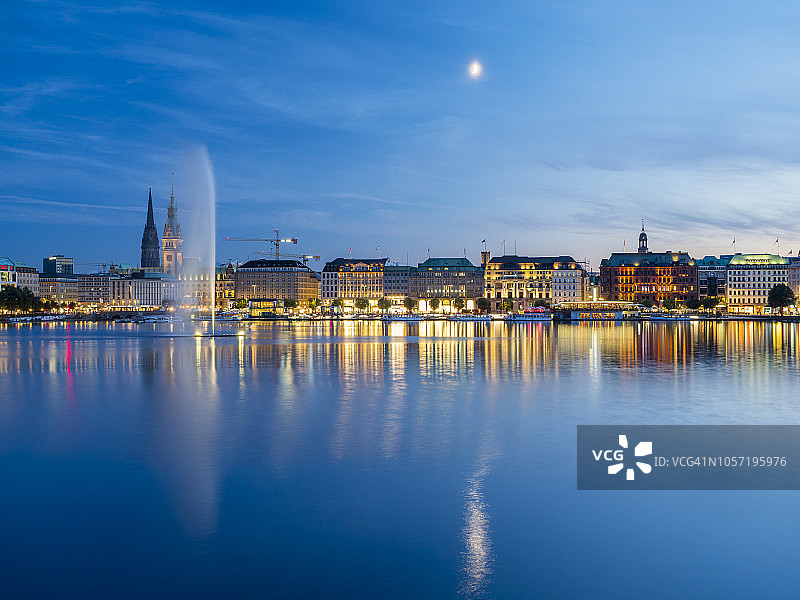 德国汉堡：夜晚的内阿尔斯特湖与阿尔斯特喷泉图片素材