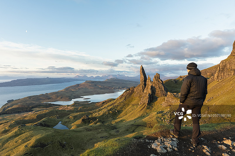 英国苏格兰斯凯岛斯特尔峰附近的游客图片素材
