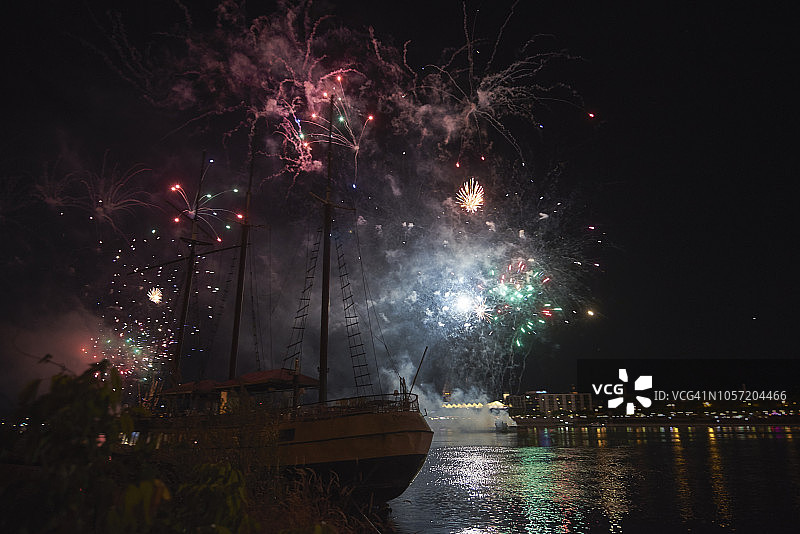 德国威斯巴登西奥多·豪斯大桥莱茵河烟花图片素材