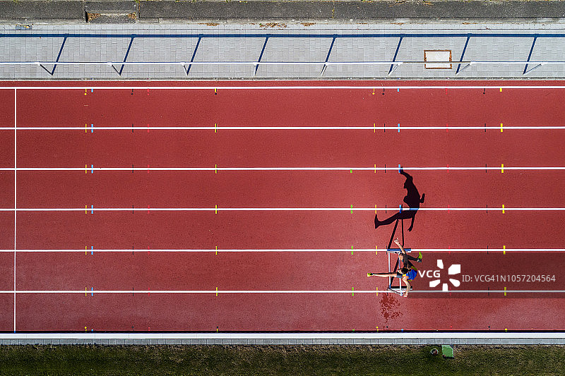 跨栏运动员鸟瞰图图片素材