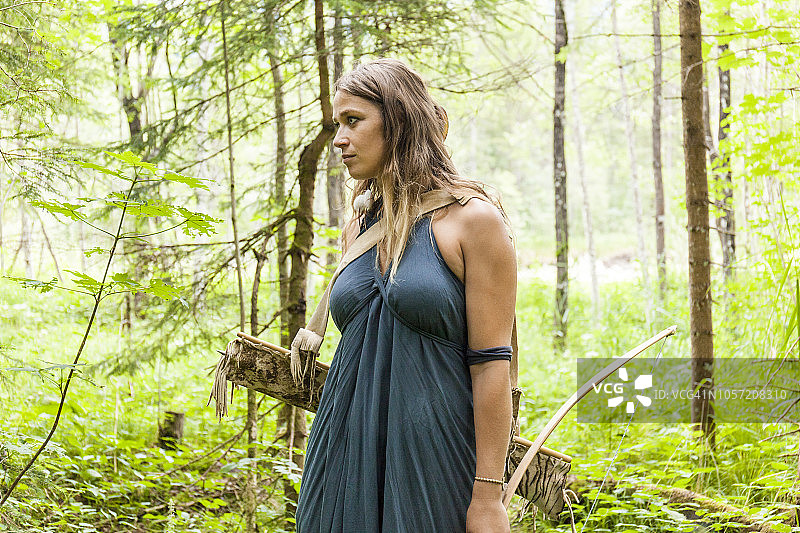 在森林里环顾四周的女弓箭手图片素材