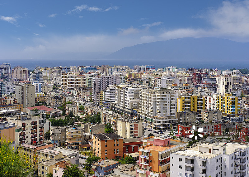 阿尔巴尼亚发罗拉库祖姆巴巴山丘城市景观图片素材