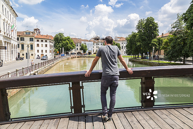 意大利威尼托特雷维索：游客在河边观光图片素材