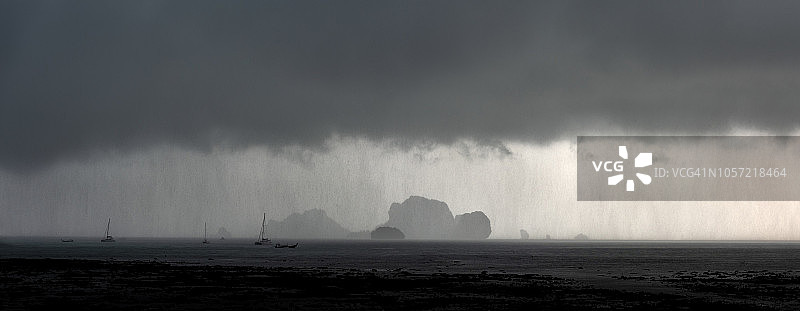 泰国皮皮岛和鸡岛雷雨景色图片素材