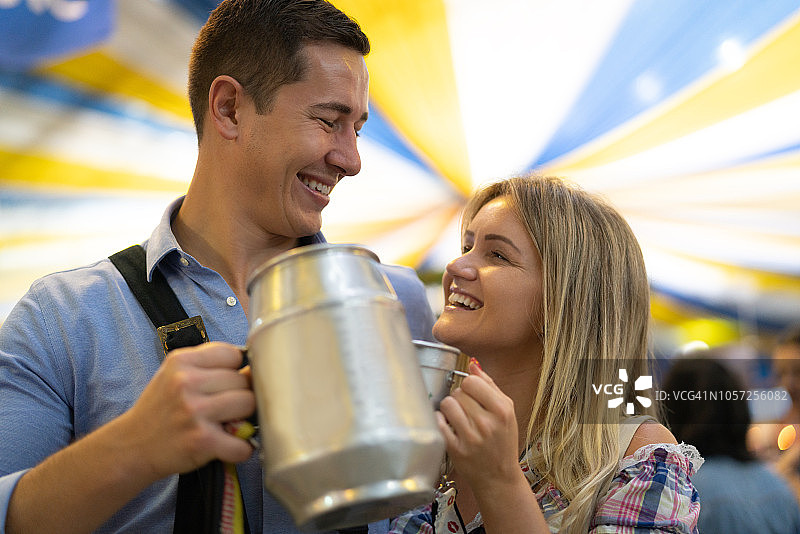 啤酒节上的情侣合影图片素材