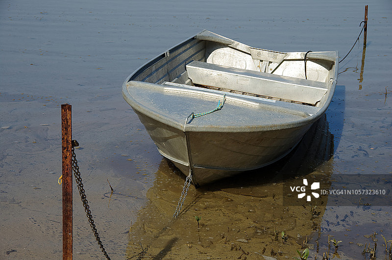 退潮时系泊的金属小艇图片素材