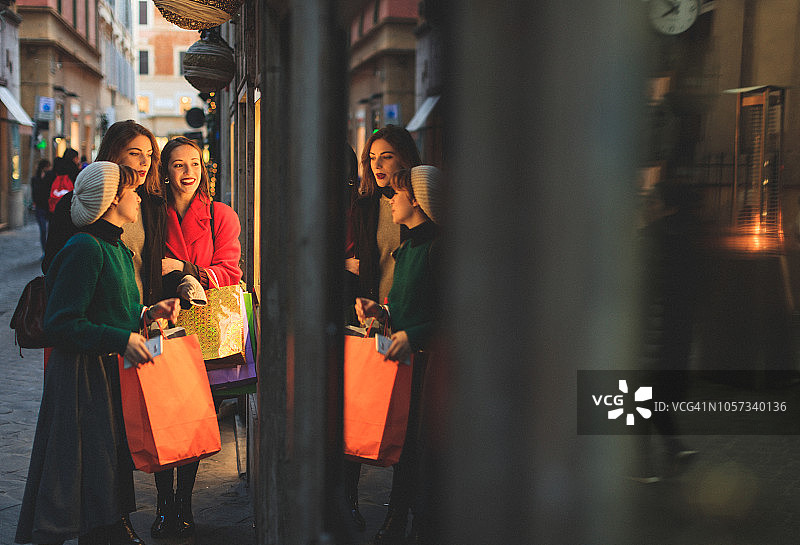 在意大利罗马圣诞节期间购物的妇女图片素材