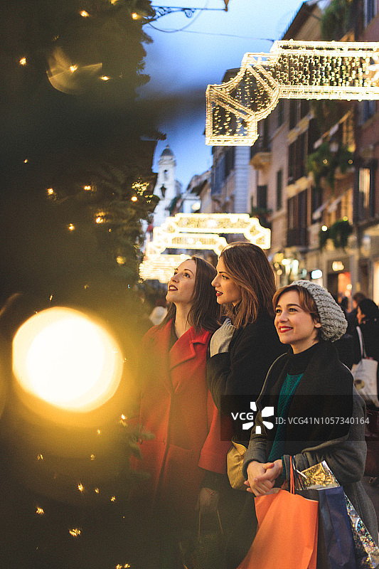 在意大利罗马圣诞节期间购物的妇女图片素材