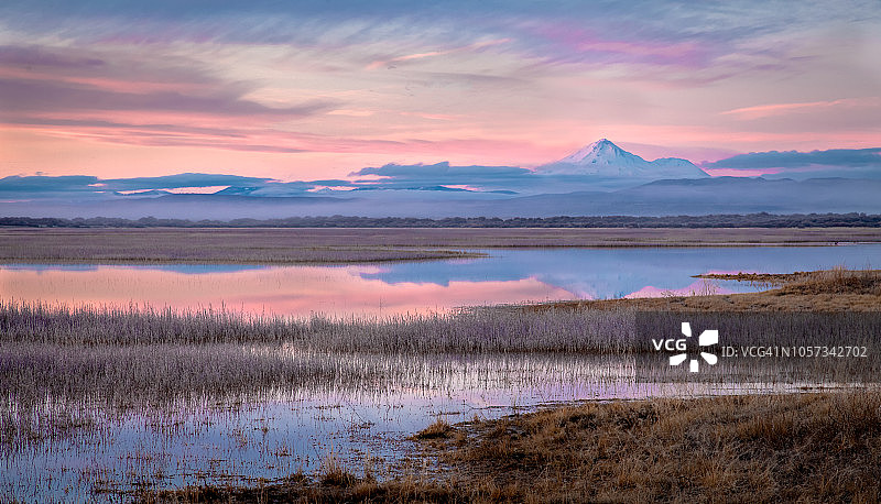 沙斯塔山的第一缕阳光图片素材