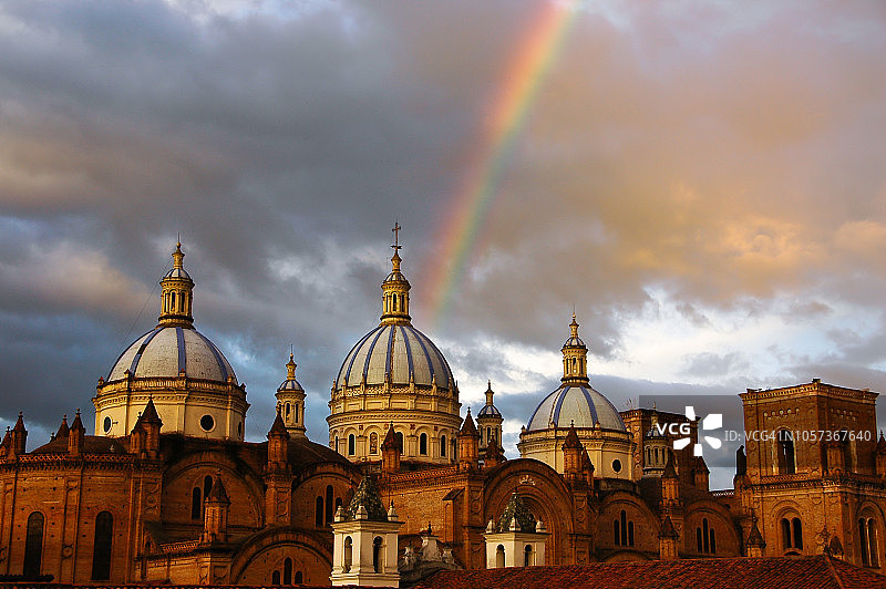 厄瓜多尔昆卡无染原罪主教座堂上空的彩虹图片素材