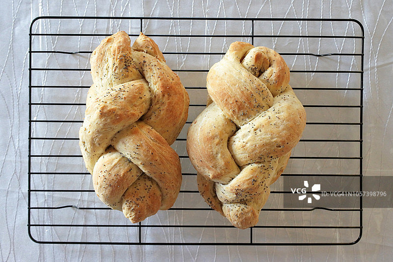 安息日餐桌上的新鲜Challah面包图片素材