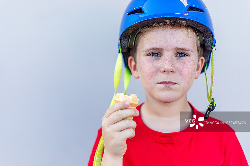 澳大利亚男孩骑自行车吃冰淇淋图片素材