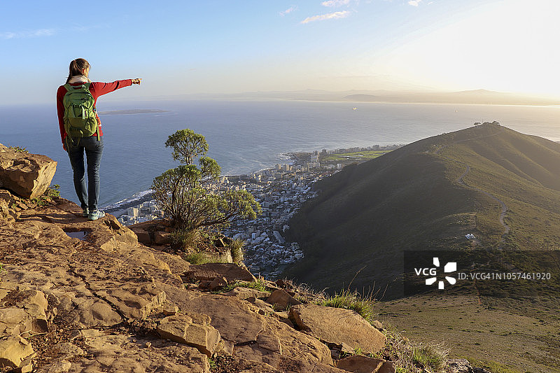 在南非开普敦狮头山日出时分徒步的女孩图片素材