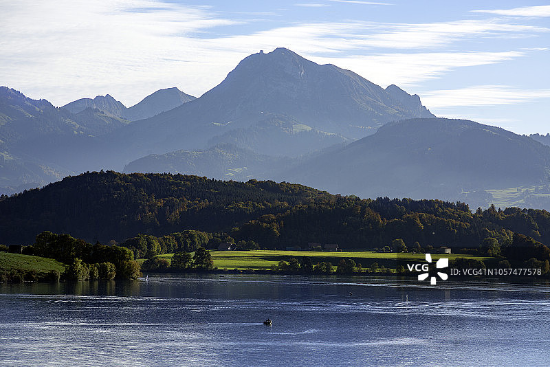 格吕耶尔湖（法语：Gruyere Lake），可欣赏莫莱松山（2002米/6000英尺）的景色，附近的瑞士布勒-弗里堡镇图片素材