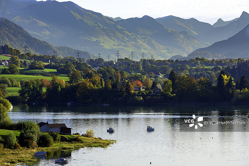 "格吕耶尔湖"北岸的格吕耶尔瑞士阿尔卑斯山景观图片素材