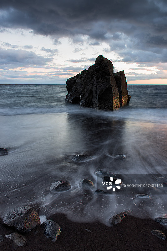 马德拉丰沙尔市火山沙滩上的大岩石图片素材