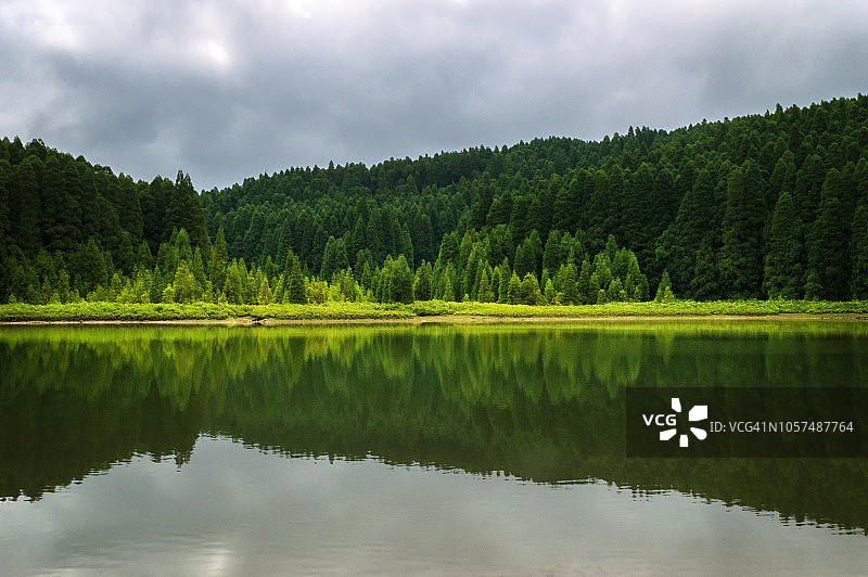 葡萄牙亚速尔群岛圣米格尔岛卡纳里奥湖风光图片素材