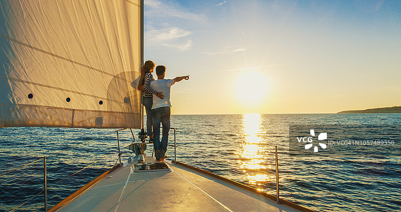 克罗地亚船头的夫妇图片素材