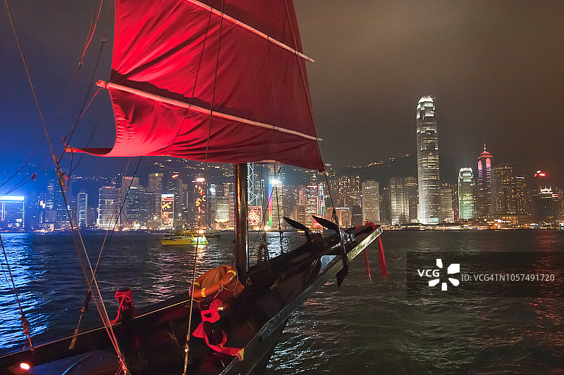 中国香港维多利亚港和中国古帆船的壮丽景色（深夜）图片素材