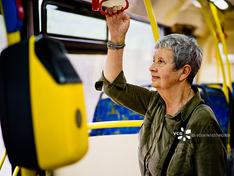年长的女人乘坐公共汽车旅行图片素材