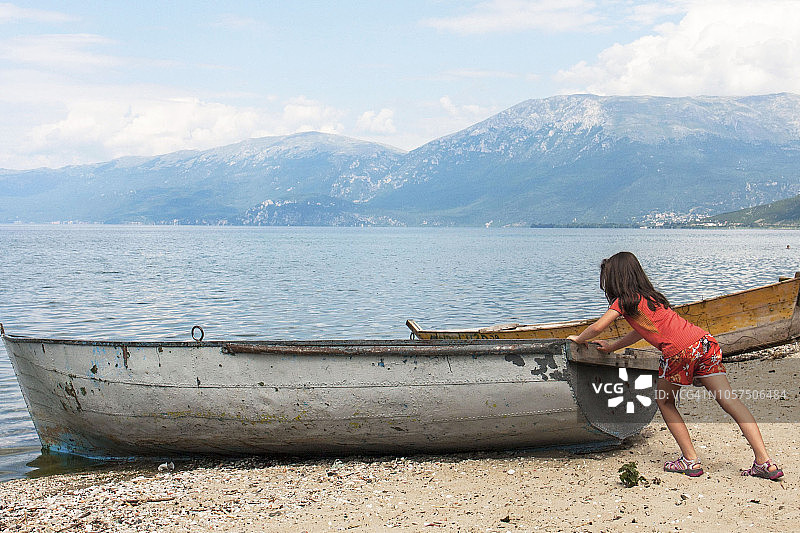 在阿尔巴尼亚波格拉德茨奥赫里德湖上想要乘船游览的小女孩图片素材